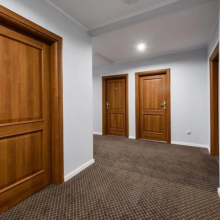 Nowy Dwor Hotel *